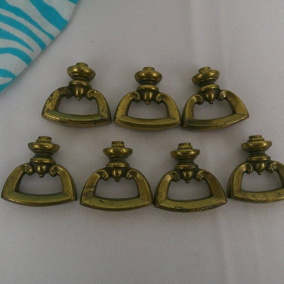 1994 Brass Tone Furniture Mock Key Cabinet Pulls - set of 7 - Picture 7 of 8